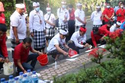 Pemkab Tabanan percantik trotoar dengan cat merah-putih semarakkan 17 Agustus