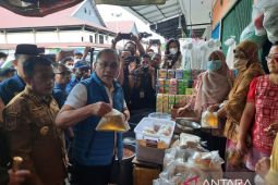 Mendag bagikan minyak goreng gratis untuk masyarakat miskin di Jambi