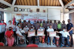 Polwan Polres Gianyar bagikan sembako kepada disabilitas