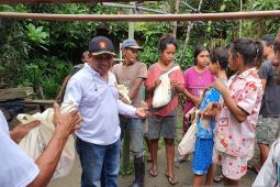 Warga Kamariang SBB terdampak banjir terima bantuan 150 bronjong