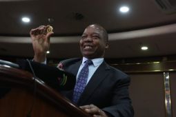 penuhi permintaan, Bank sentral Zimbabwe rilis koin emas,