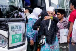 Kedatangan jamaah haji Situbondo disambut tangis bahagia