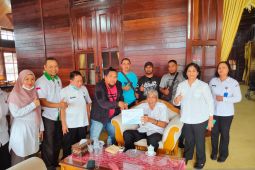 Pemerintah Sintang berikan bantuan alat tangkap kepada kelompok petani ikan