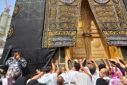 Pembatas dibuka, jamaah kini bisa kembali mencium dan sentuh Ka'bah