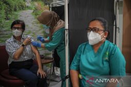 Vaksinasi COVID-19 penguat kedua untuk tenaga kesehatan di Bandung