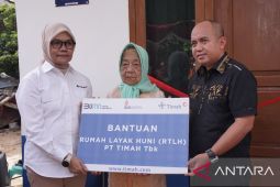 Nenek Asnah sumringah terima rumah layak huni dari PT Timah