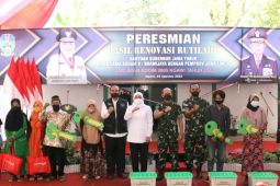 Gubernur dan Pangdam serahkan rumah tinggal layak huni kepada warga Ngawi