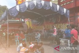 Dinkes pasang aplikasi PeduliLindungi di Stadion Pamekasan