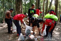 Balai Besar TNGGP imbau pendaki tidak buang celana dalam sembarangan