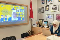 Pimpinan DPRD Surabaya raih gelar magister dengan predikat cumlaude