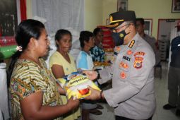 Kapolda Maluku salurkan bansos untuk korban banjir di Pulau Haruku, semoga tepat sasaran