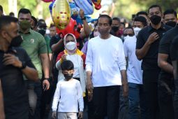Presiden Jokowi jalan santai di kota Solo bersama Jan Ethes