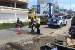 Peduli keselamatan pengendara, Satlantas Polres Sekadau perbaiki jalan rusak