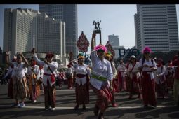 Ajakan perempuan menggunakan kebaya