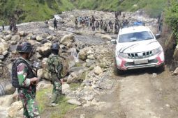 Yonif Raider 321/GT perbaiki jalan Transpapua di Distrik Mbua