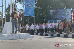 Polisi-komunitas biker upacara bendera sambut HUT ke-77 RI di Bogor