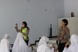 Polwan Papua Barat edukasi pelajar soal keamanan bermedia sosial