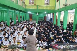 Polwan beri wawasan tentang hukum kepada ratusan santri di Sukabumi