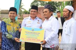 Bupati Kotabaru serahkan hibah masjid Rp1,85 miliar