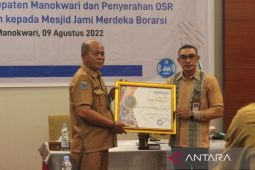 Pemkab Manokwari raih penghargaan peringkat pertama UHC