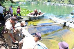 Ratusan  keramba jaring apung  di Parapat ditertibkan