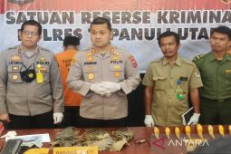 Polres  Taput bagikan bendera dan stiker kepada masyarakat