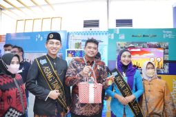 Bobby Nasution tinjau stand produk UMKM di Rakernas Apeksi Padang