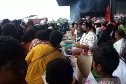 12 ribu warga Biak makan ikan gratis untuk semarakkan HUT RI