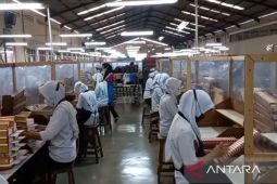 Sebanyak 1.103 buruh tani tembakau dan pekerja pabrik rokok di Madiun terima BLT cukai