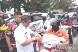 Kesbangpol Kaltim bagikan 1.000 bendera sambut HUT Kemerdekaan RI
