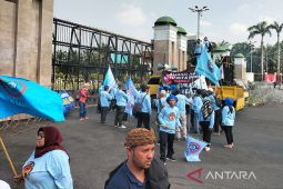 Massa buruh mulai datangi gedung parlemen di Senayan