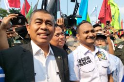Anggota DPD temui buruh di depan gedung parlemen