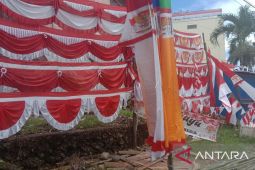 Penjual pernak-pernik HUT RI di Ambon mulai ramai pengunjung, pedagang asal Garut mulai datang lagi