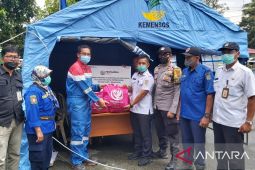 Petugas evakuasi  korban kebakaran Klandasan Ulu ke Masjid At Taqwa