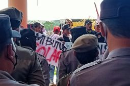 Sopir truk Penajam minta pemerintah kabupaten  tangani pengetap solar