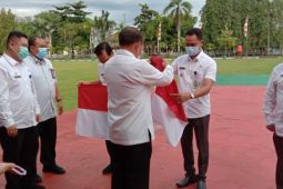 Bupati Tabalong bagikan  Bendera Merah Putih