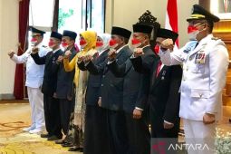 Gubernur Khofifah berpesan kepada penerima tanda kehormatan tetap jaga kinerja