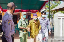 Ratusan warga Desa Bukit Kijang berobat di mobil sehat PT Timah