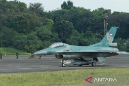 Atraksi 18 pesawat tempur F-16 meriahkan Upacara HUT Ke-77 RI di atas langit Istana