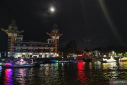 Festival Pasar Terapung tarik ribuan penonton