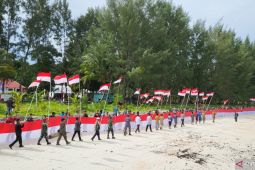 Papua Barat kibarkan bendera merah putih sepanjang 77 meter di pulau terluar Indonesia