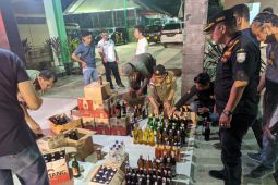 Satpol PP Jambi tertibkan penjual minuman keras tak berizin