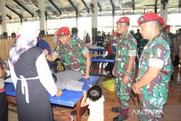 Kopassus sunat bocah di desa binaan