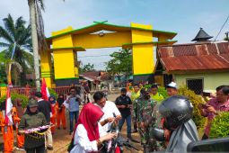 Bupati Fadhil bagikan Bendera Merah Putih di SMA Negeri 1 Batanghari