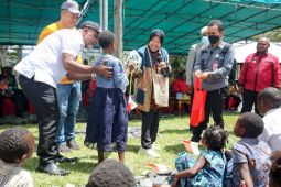 Mensos Risma mengajak warga bangun SDM Puncak Jaya