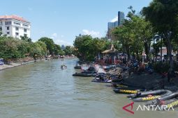 Prajurit Koarmada II bersihkan Sungai Kalimas