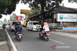 Petugas pengurai macet disiagakan meski arus Puncak-Cianjur ramai lancar