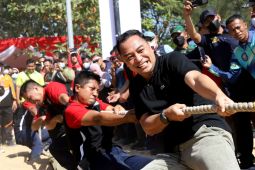 HUT ke-77 RI. Eri Cahyadi ikut lomba tarik tambang