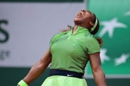 Serena Williams tunda pensiun dengan kemenangan babak pertama di US Open