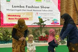 Ratusan pelajar di Jawa Timur ikuti lomba fashion dan tumpeng